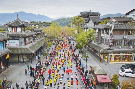 西部规模最大马拉松赛事在蓉举行 3万余人参加