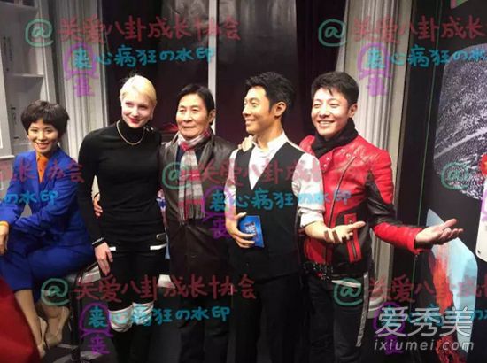 据了解,中间的老人是撒贝宁的爸爸撒世贵,撒爸爸曾经也是国家二级演员