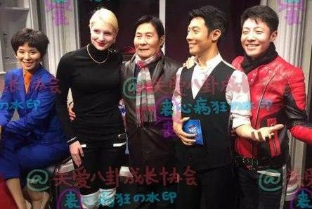 据了解,中间的老人是撒贝宁的爸爸撒世贵,撒爸爸曾经也是国家二级演员