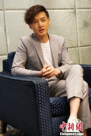 胡歌引领旋风十一人 变身足球教练圆儿时足球