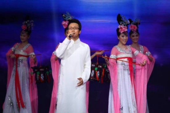 据爆料,李玉刚异国妻子卓娅是10年前在乌克兰参加文化交流演出时