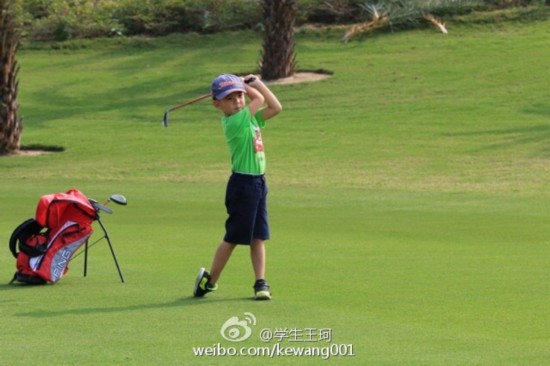 请填空!刘涛女儿光脚练毛笔字 逗妈妈露含蓄?