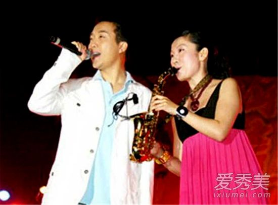 李玉刚隐婚有8岁女儿 李玉刚妻子是谁个人资料背景照片