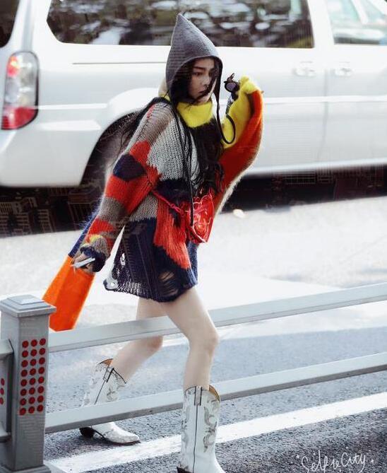 张馨予遭警方点名:张馨予横跨道路隔离栏 被警