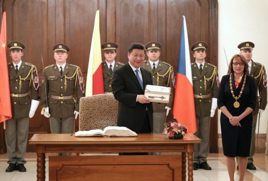 当地时间3月29日，国家主席习近平在捷克布拉格会见布拉格市长科尔娜乔娃，并接受科尔娜乔娃代表该市赠予的城市钥匙。