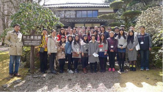 訪日團在日本知名作家井上靖故居前合影留念（日本科學協會供圖）