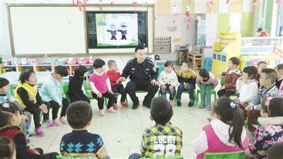 漳州警察叔叔幼儿园上课 生动宣讲安全教育