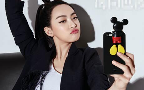 宋茜卡通元素大片曝光 女友力MAX身穿短裙娇