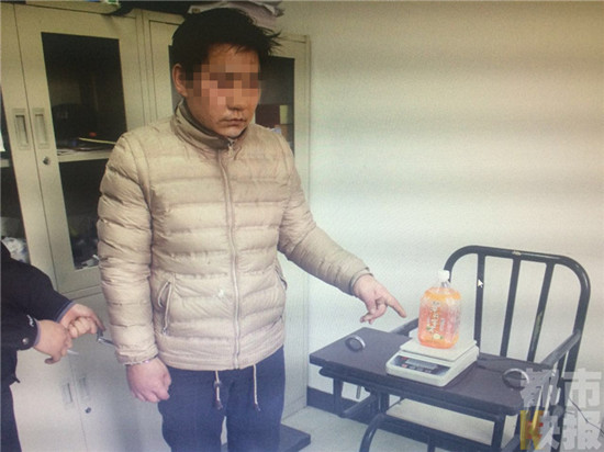 男子拿饮料瓶过高铁安检 瓶内藏毒品被警方拘