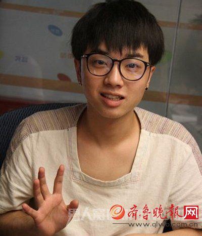 华晨宇整容?鼻子根部坚挺眼睛变大 新旧照片对比