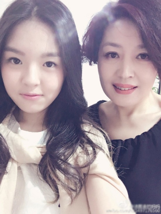哈文晒一家三口幸福照 女儿嘟嘴卖萌颜值高