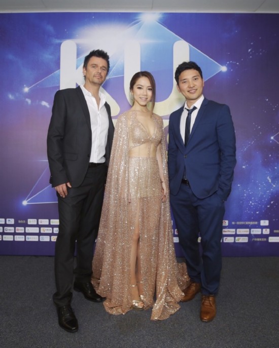 渔网露背全都是泡沫!邓紫棋新造型闪亮登场