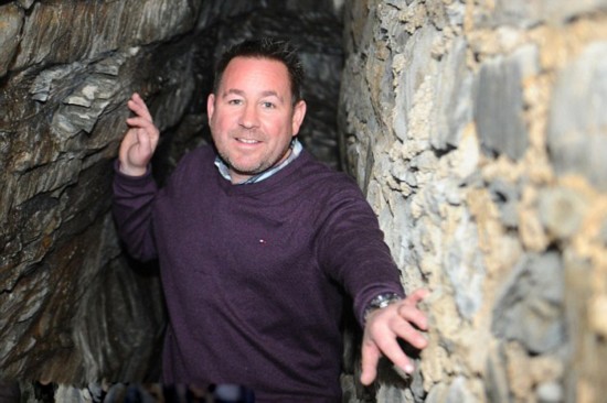 英居民家地下室现15米长通道 疑为走私密道