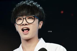 华晨宇整容?鼻子根部坚挺眼睛变大 新旧照片对