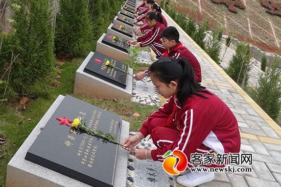 兴国中小学生集中祭奠革命英烈 接受红色文化教育