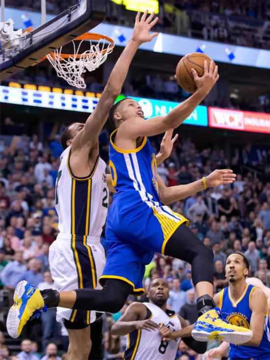 高清:库里31分 勇士加时横扫爵士获68胜创纪录