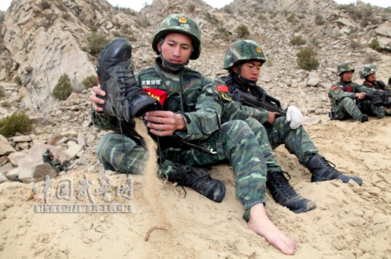 高清:西藏武警数百名特战队员魔鬼周挑战极限