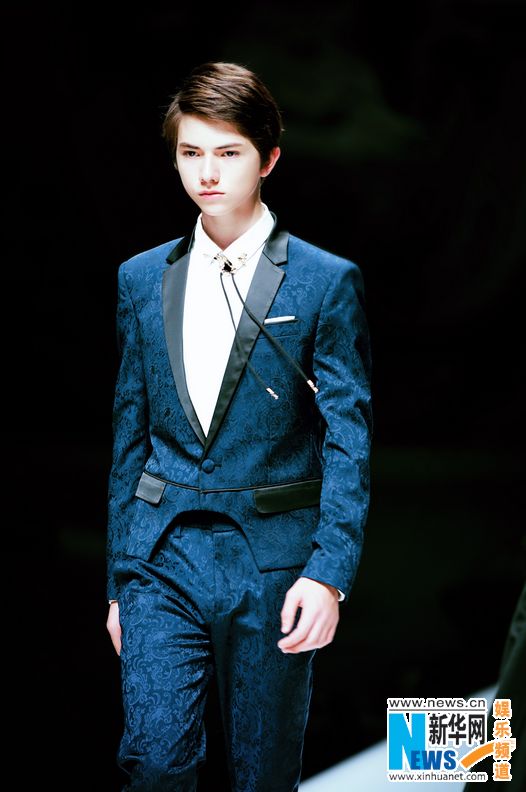 H2K张汉盛著高定走T台惊艳亮相 混血王子初长