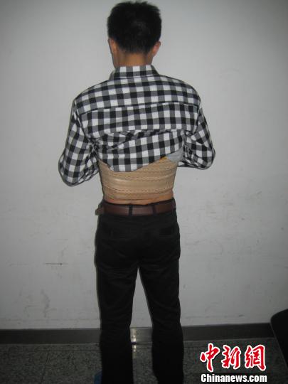 一旅客背空包过境 腰部却藏20万元电子货