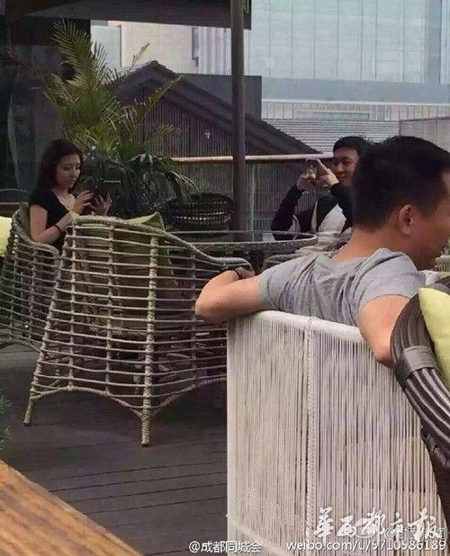 王思聪携女朋友回成都 逛街购物还说着四川话