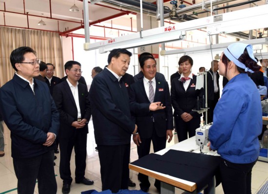 3月30日至4月2日，中共中央政治局常委、中央书记处书记刘云山在四川、云南调研。这是3月30日，刘云山在四川雅安芦山县产业集中区了解企业生产和灾后群众就业安置情况。
