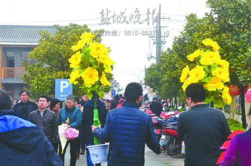 盐城3个公墓迎祭扫高峰 警方设立临时停车点