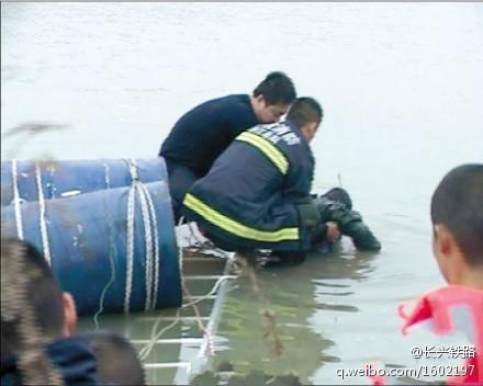 熊孩子偷开妈妈的车坠河 好心人跳河相救