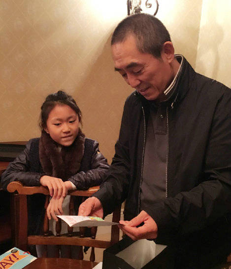 陈婷为张艺谋庆生 晒一家五口背影超温馨