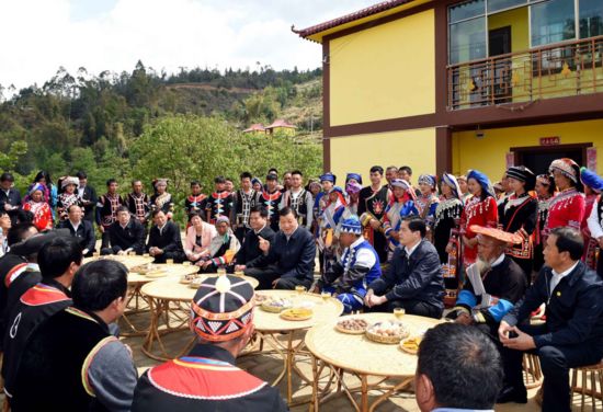 3月30日至4月2日，中共中央政治局常委、中央书记处书记刘云山在四川、云南调研。这是4月2日，刘云山在云南临沧临翔区南美村同拉祜族乡亲亲切交流。