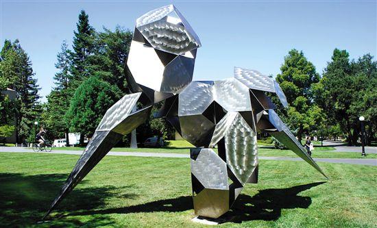 美国大学校园为何放置抽象雕塑