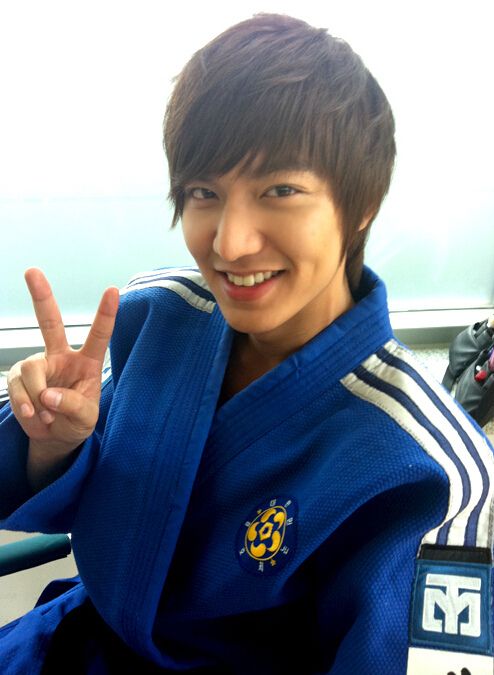 宋仲基晒自拍萌照 胡歌鹿?李易峰TFBOYS…男