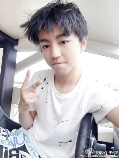 TFBOYS王俊凯晒照发型嗨上天 网友:可爱得