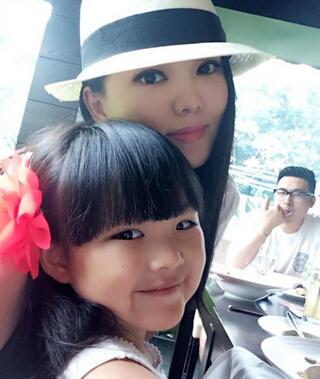  李湘晒温馨全家福  揭李湘当年与钻石王老五闪