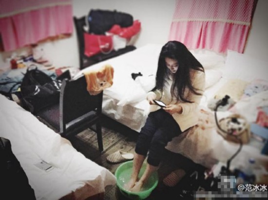  范冰冰 去西藏 体验 生活 在 蜗居 里刷牙泡脚--江