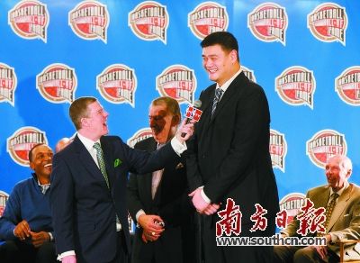 姚明正式走进NBA名人堂 携手当年最大宿敌