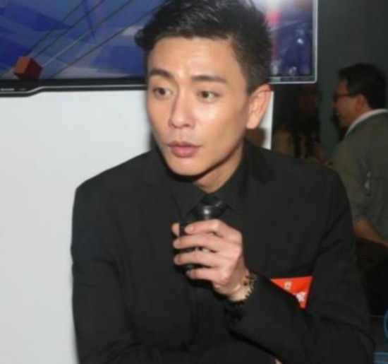 黄宗泽自称教主 西服配胶带 网友发问:是霸道总