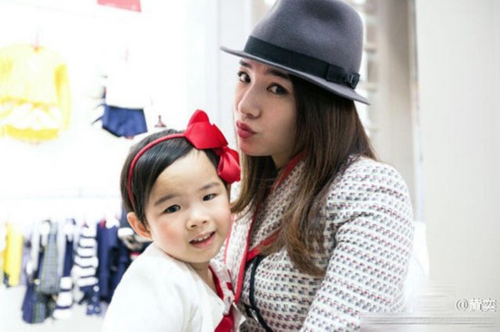 黄奕女儿第一次走秀 戴胡蝶发卡嘟嘴卖萌超可