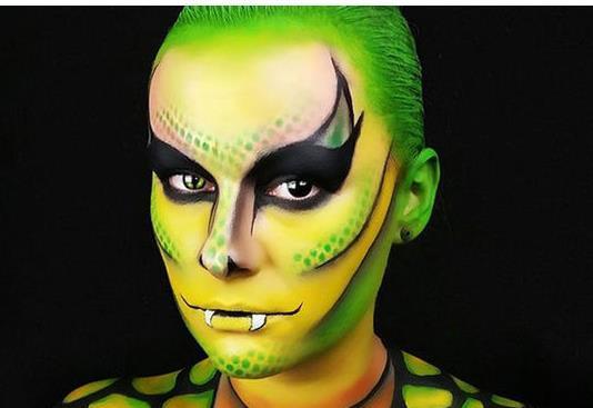 女子高超化妆变漫画人 一张美人脸竟成艳丽骷