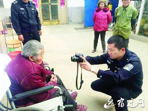 民警上门服务 宿迁九旬老人喜拍身份证照