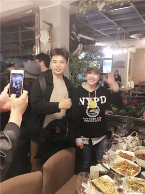  刘晓庆与赵薇合影  赵薇变身导演面部浮肿显憔