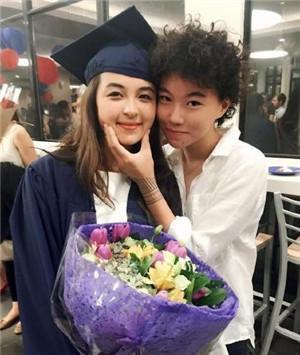 李亚鹏大赞窦靖童李嫣:一勇敢一个可爱 两人关系胜过父亲窦唯