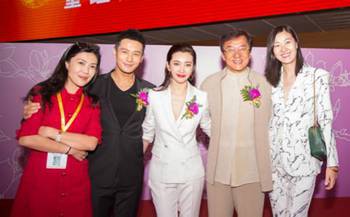 成龙出席挂牌仪式: 黄晓明选熟悉产业投资 黄晓