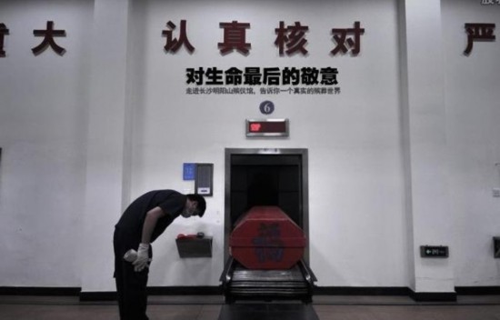 殡仪馆积尸严重 费用高周转难有的几十年无人管