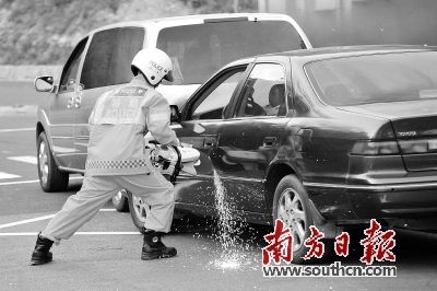 惠州交警特勤护卫队演练交通事故紧急处置 破