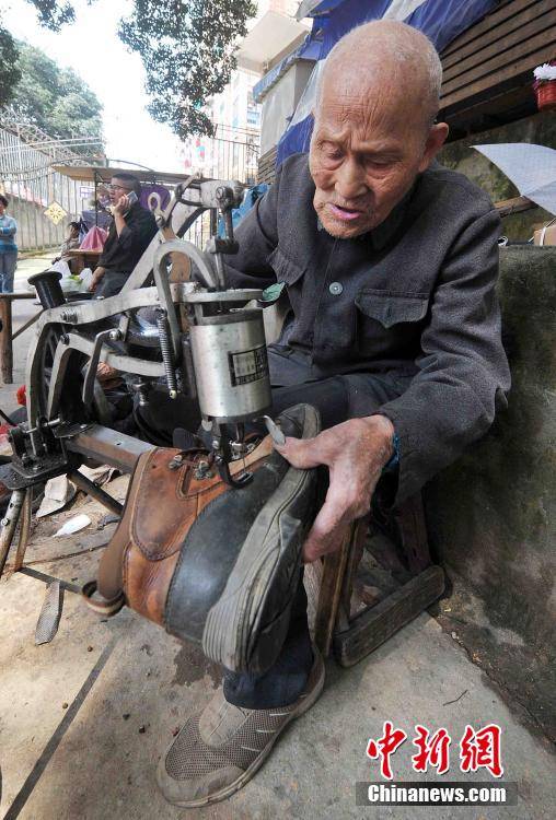 福州摆摊修鞋80载的95岁老人 一生只做一件事