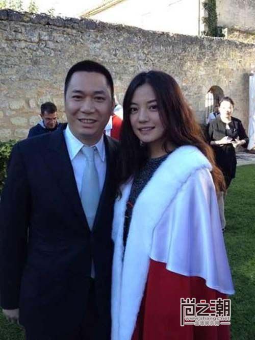  赵薇合影刘晓庆  揭赵薇黄有龙夫妇到底多有钱