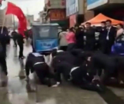 10余员工当街下跪爬行 企业:未完成销售目标自