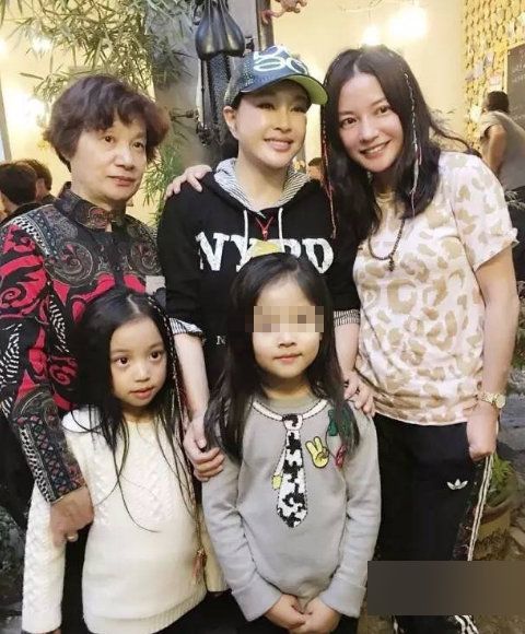 赵薇祖孙三人合影刘晓庆小四月大眼尖脸美貌更胜妈妈