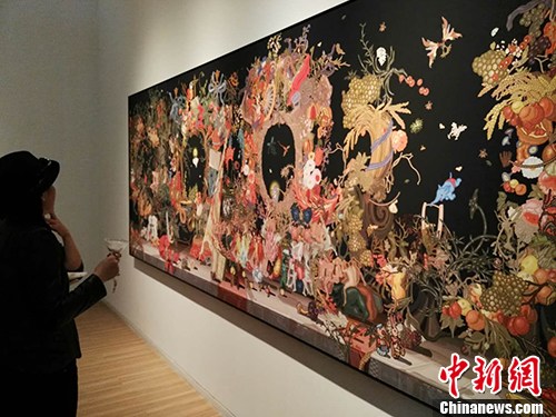觀者在卜樺作品前。宋宇晟 攝