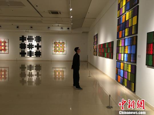 参观者在德国构成主义大师莱勒?卡尔哈尔德作品前驻足欣赏。 高红超 摄